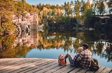 Turist genç çift yeni yerler keşfediyoruz. Çekici genç kadın ve yakışıklı sakallı adam birlikte doğa üzerinde vakit.