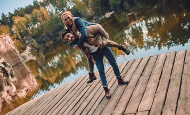 Turist genç çift yeni yerler keşfediyoruz. Çekici genç kadın ve yakışıklı sakallı adam vakit ve doğa üzerinde birlikte eğleniyor.