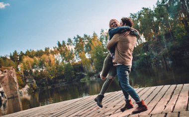 Turist genç çift yeni yerler keşfediyoruz. Çekici genç kadın ve yakışıklı sakallı adam vakit ve doğa üzerinde birlikte eğleniyor.