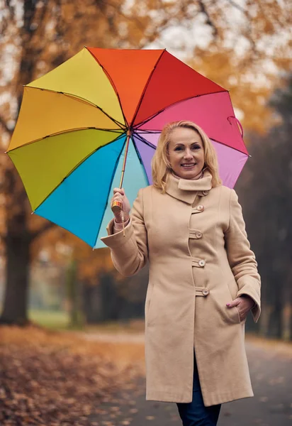 Mulher Sênior Atraente Está Andando Parque Outono Com Guarda Chuva — Fotografia de Stock