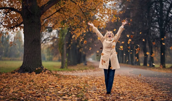 Attraktive Seniorin Geht Herbst Park Spazieren — Stockfoto