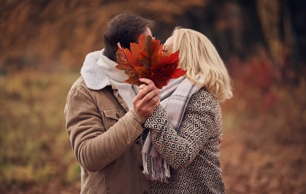 Coppia Anziana Piedi Nel Parco Autunno Donna Attraente Bell Uomo — Foto Stock