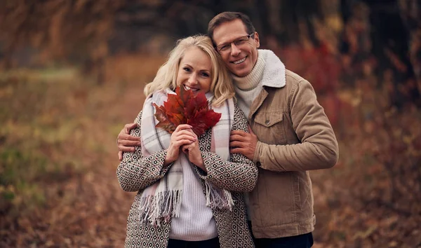 Pareja Mayor Caminando Parque Otoño Mujer Atractiva Hombre Guapo Pasar — Foto de Stock