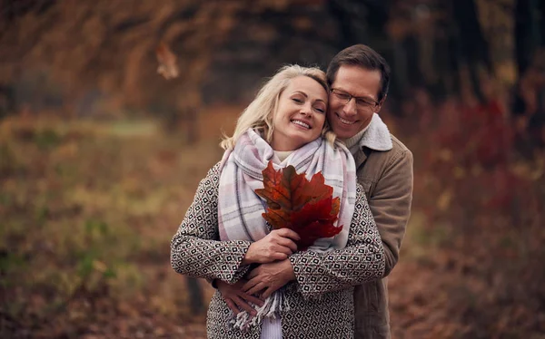 Pareja Mayor Caminando Parque Otoño Mujer Atractiva Hombre Guapo Pasar —  Fotos de Stock