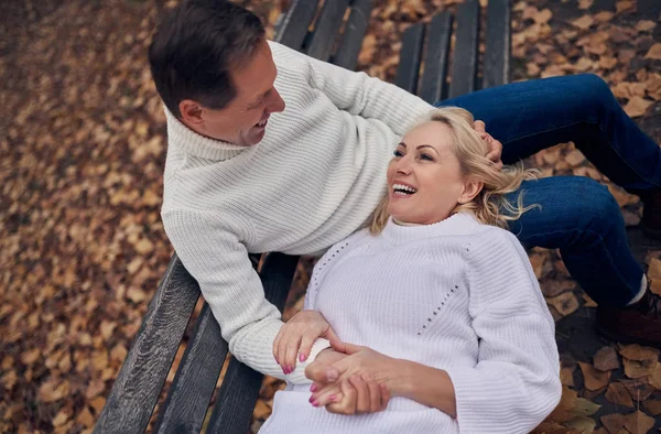 Coppia Anziana Piedi Nel Parco Autunno Donna Attraente Bell Uomo — Foto Stock