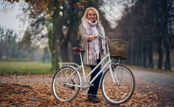 Приваблива Старша Жінка Велосипедом Парку Восени Концепція Активного Способу Життя — стокове фото