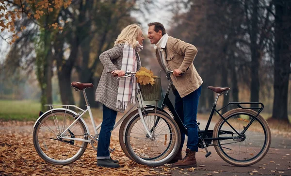 Seniorenpaar Spaziert Herbst Park Attraktive Frau Und Schöner Mann Verbringen — Stockfoto