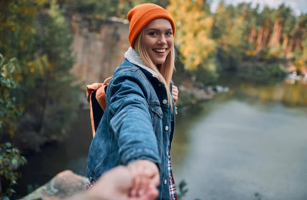 Jovem Atraente Explorando Novos Lugares Linda Turista Feminina Natureza — Fotografia de Stock