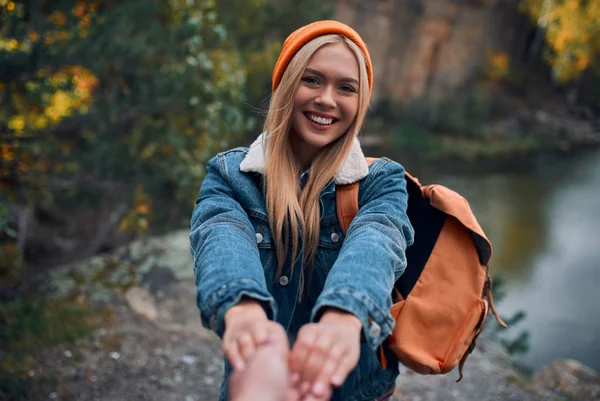 Attraente Giovane Donna Esplorare Nuovi Posti Bella Turista Femminile Sulla — Foto Stock