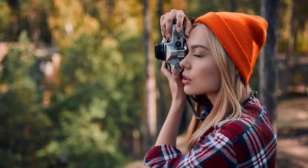 Jovem Atraente Explorando Novos Lugares Linda Turista Feminina Natureza Com — Fotografia de Stock