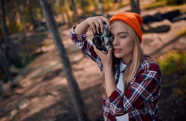 Atrakcyjna Młoda Kobieta Zwiedzając Piękne Kobiece Turystycznych Przyrody Kamera Retro — Zdjęcie stockowe