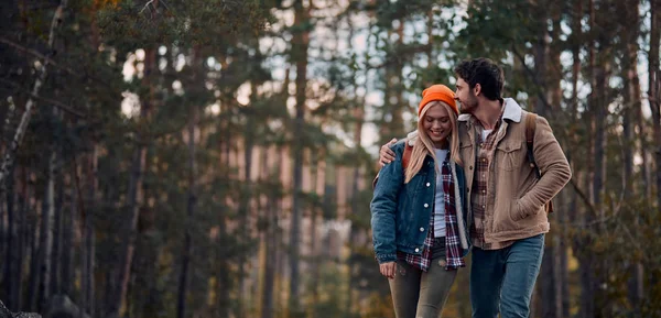 Young Couple Tourists Exploring New Places Attractive Young Woman Handsome — Stock Photo, Image