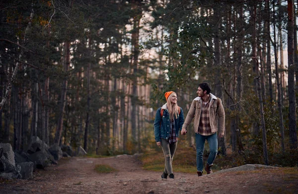 Young Couple Tourists Exploring New Places Attractive Young Woman Handsome — Stock Photo, Image