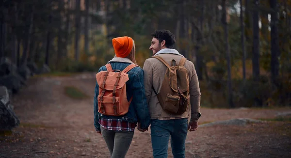 Turist Genç Çift Yeni Yerler Keşfediyoruz Çekici Genç Kadın Yakışıklı — Stok fotoğraf