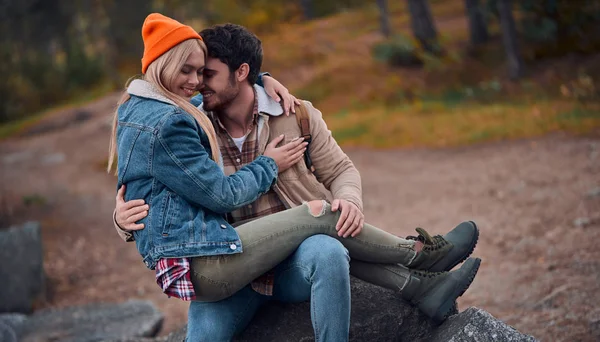 Young Couple Tourists Exploring New Places Attractive Young Woman Handsome — Stock Photo, Image