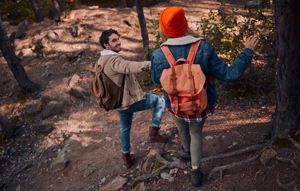 Giovani Coppie Turisti Stanno Esplorando Nuovi Posti Attraente Giovane Donna — Foto Stock