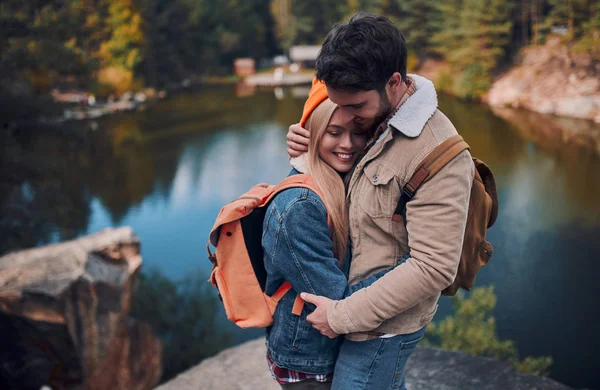 Casal Jovem Turistas Estão Explorando Novos Lugares Jovem Atraente Belo — Fotografia de Stock