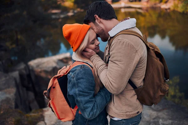 Casal Jovem Turistas Estão Explorando Novos Lugares Jovem Atraente Belo — Fotografia de Stock