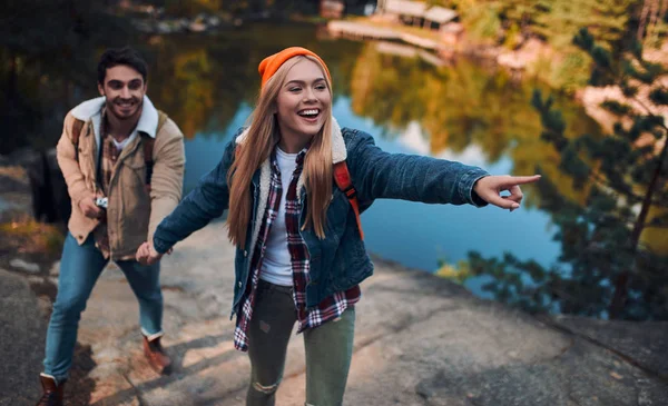 Giovani Coppie Turisti Stanno Esplorando Nuovi Posti Attraente Giovane Donna — Foto Stock