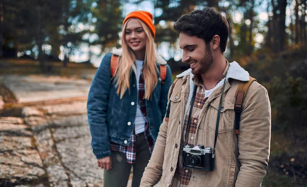 Giovani Coppie Turisti Stanno Esplorando Nuovi Posti Attraente Giovane Donna — Foto Stock