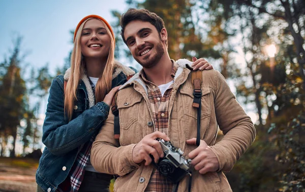 Young Couple Tourists Exploring New Places Attractive Young Woman Handsome — Stock Photo, Image