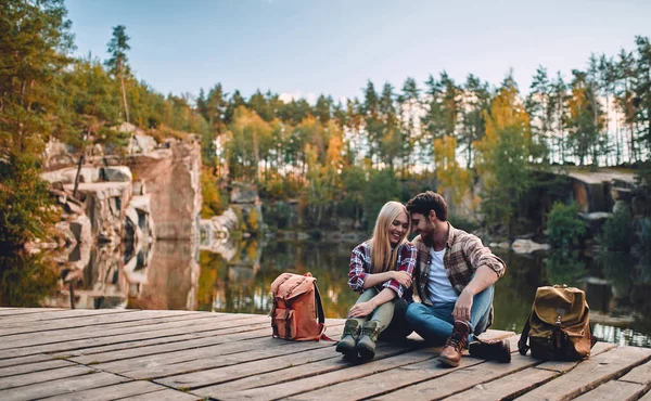 Casal Jovem Turistas Estão Explorando Novos Lugares Jovem Atraente Belo — Fotografia de Stock