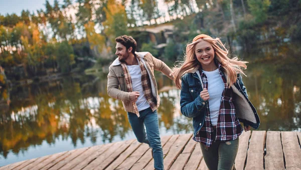 Casal Jovem Turistas Estão Explorando Novos Lugares Jovem Atraente Belo — Fotografia de Stock