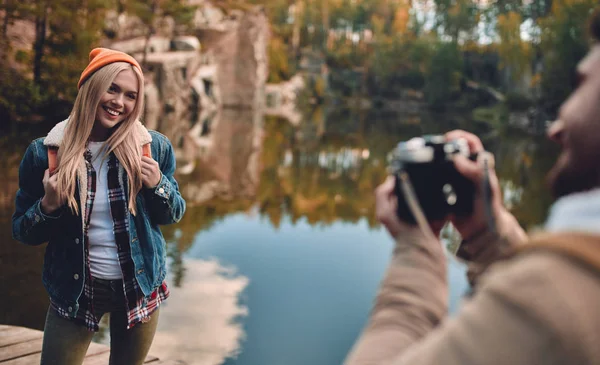 Giovani Coppie Turisti Stanno Esplorando Nuovi Posti Attraente Giovane Donna — Foto Stock