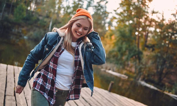 Jovem Atraente Explorando Novos Lugares Linda Turista Feminina Natureza — Fotografia de Stock