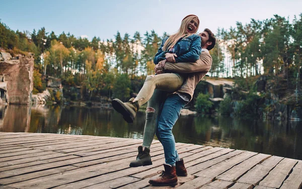 Casal Jovem Turistas Estão Explorando Novos Lugares Jovem Atraente Belo — Fotografia de Stock