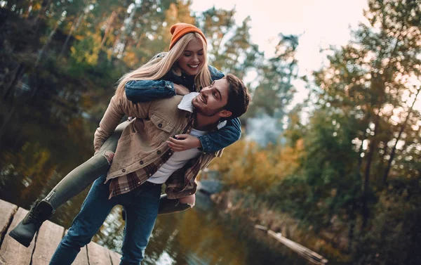 Young Couple Tourists Exploring New Places Attractive Young Woman Handsome — Stock Photo, Image