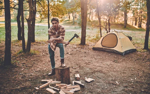 男性游客探索新的地方 英俊的胡须的人对自然 在旅游帐篷附近拿着斧头和柴火的人 — 图库照片