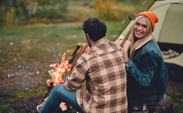 Parejas Jóvenes Turistas Están Explorando Nuevos Lugares Mujer Atractiva Hombre —  Fotos de Stock