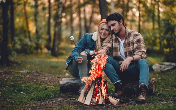 Parejas Jóvenes Turistas Están Explorando Nuevos Lugares Mujer Atractiva Hombre —  Fotos de Stock