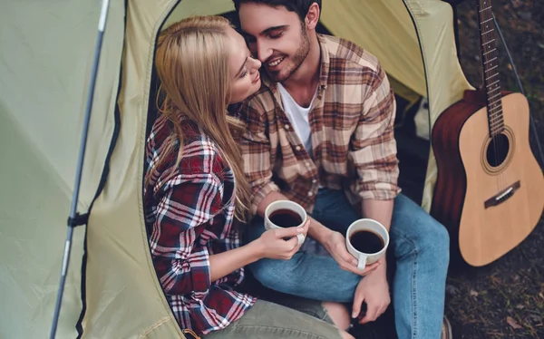 Young Couple Tourists Exploring New Places Together Attractive Young Woman — Stock Photo, Image