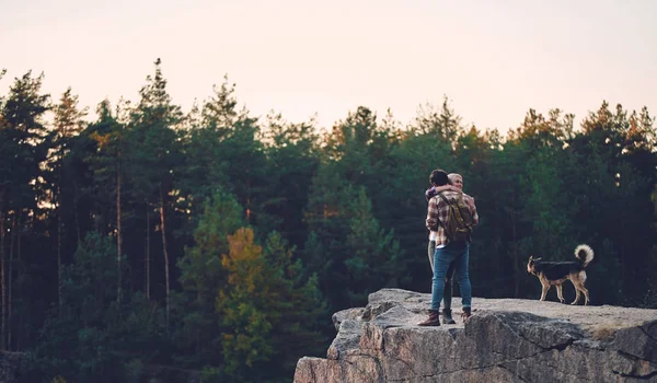 Casal Jovem Turistas Estão Explorando Novos Lugares Juntos Jovem Atraente — Fotografia de Stock