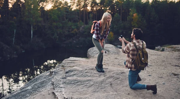 Casal Jovem Turistas Estão Explorando Novos Lugares Jovem Atraente Belo — Fotografia de Stock