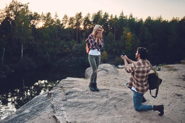 Young Couple Tourists Exploring New Places Attractive Young Woman Handsome — Stock Photo, Image