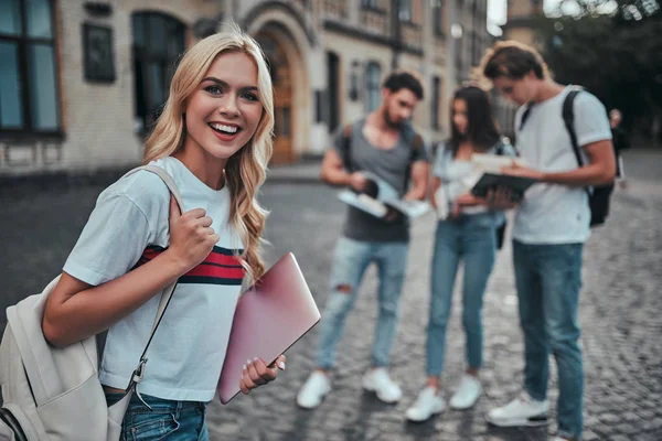 Bir Grup Genç Insan Ders Birlikte Üniversitede Öğrenciler Açık Havada — Stok fotoğraf