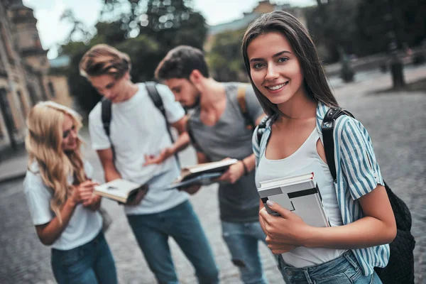 Groep Jongeren Zijn Samen Studeren Universiteit Studenten Buiten — Stockfoto