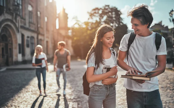 Grupp Ungdomar Studerar Tillsammans Universitet Eleverna Utomhus — Stockfoto