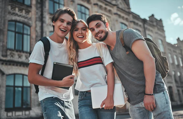 Grupp Ungdomar Studerar Tillsammans Universitet Eleverna Utomhus — Stockfoto