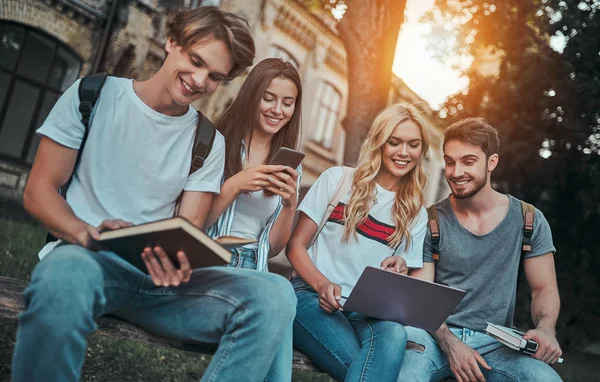 Groep Jongeren Zijn Samen Studeren Universiteit Studenten Buiten — Stockfoto