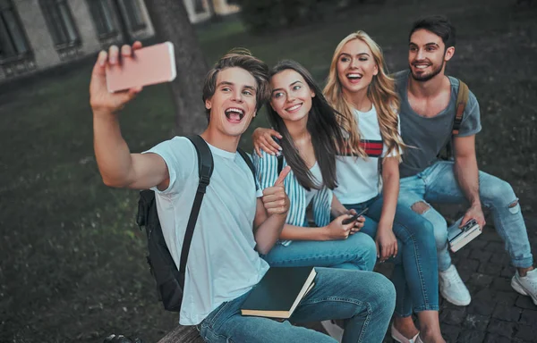 Groep Jongeren Zijn Samen Studeren Universiteit Studenten Buiten Selfie Maken — Stockfoto