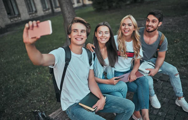 Grupa Młodych Ludzi Studiuje Się Razem Uniwersytecie Studentów Zewnątrz Selfie — Zdjęcie stockowe