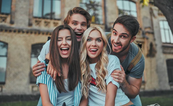 Grupp Ungdomar Studerar Tillsammans Universitet Studenter Som Har Utomhus Kul — Stockfoto