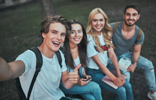 Grupp Ungdomar Studerar Tillsammans Universitet Eleverna Utomhus Gör Selfie — Stockfoto