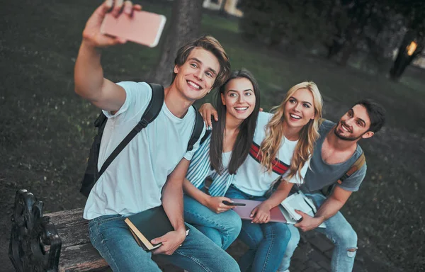 Grupo Jovens Estuda Juntos Universidade Estudantes Livre Fazendo Selfie Telefone — Fotografia de Stock