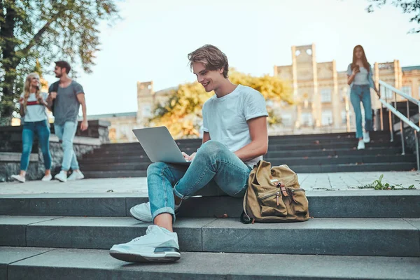 Eine Gruppe Junger Menschen Studiert Gemeinsam Der Universität Studenten Sitzen — Stockfoto