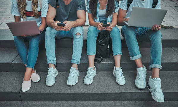 Grupp Ungdomar Studerar Tillsammans Universitet Beskuren Bild Eleverna Utomhus Sittande — Stockfoto